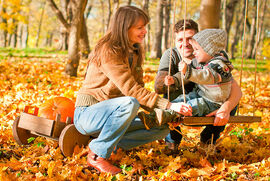 Junge Familie im Herbst