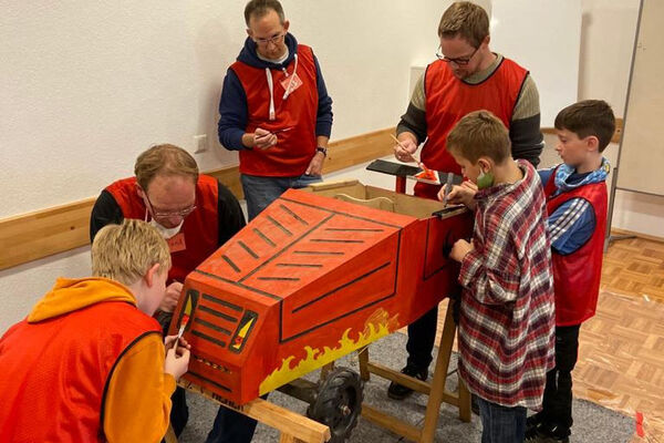 Engagierte Teilnehmer präsentieren ihre Ergebnisse