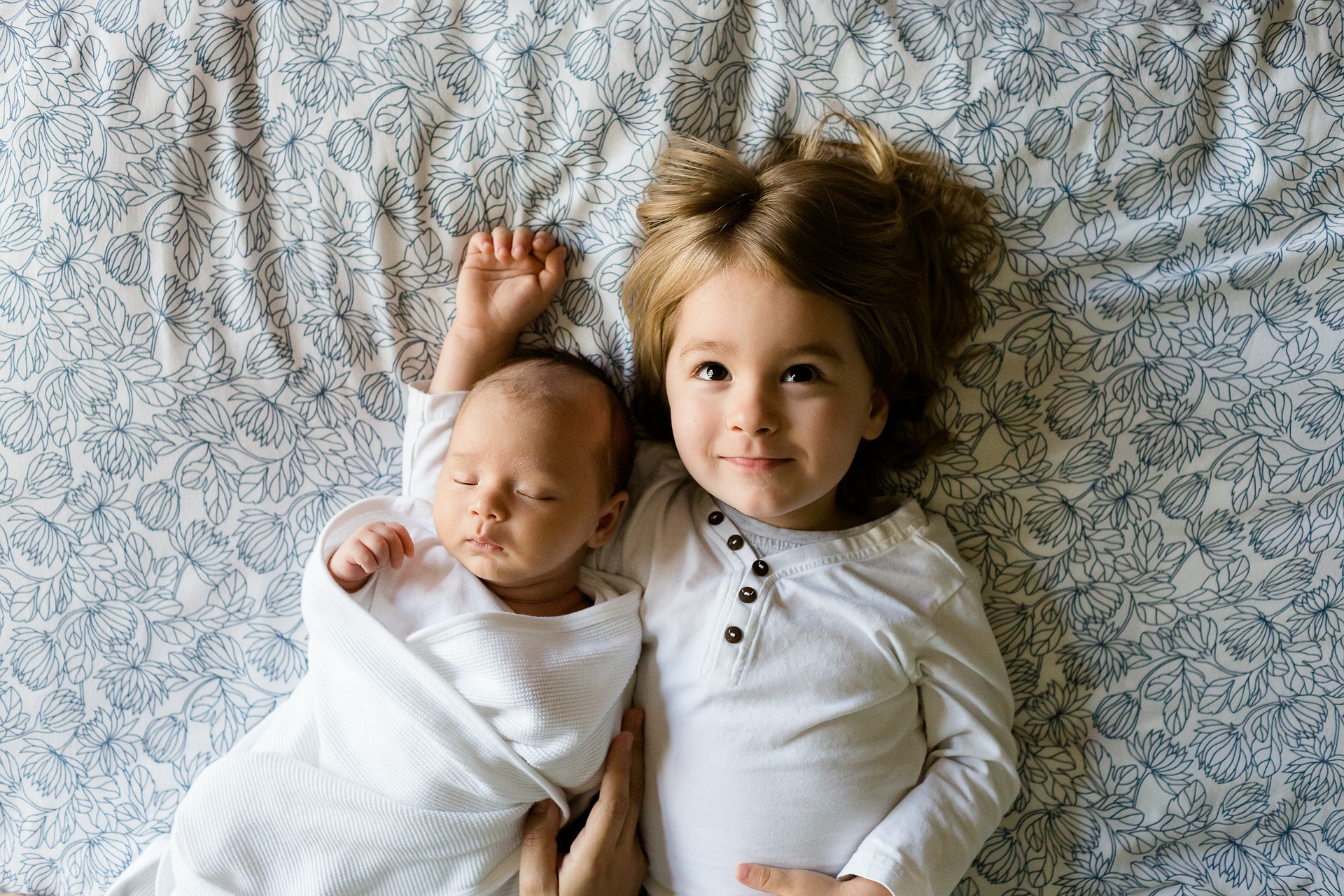 Pixabay: https://pixabay.com/de/br%C3%BCder-familie-geschwister-jungen-liebe--457237/